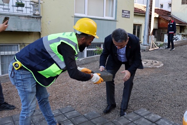 Başkan Erdem, parke taşı döşeme çalışmalarına bizzat katıldı.