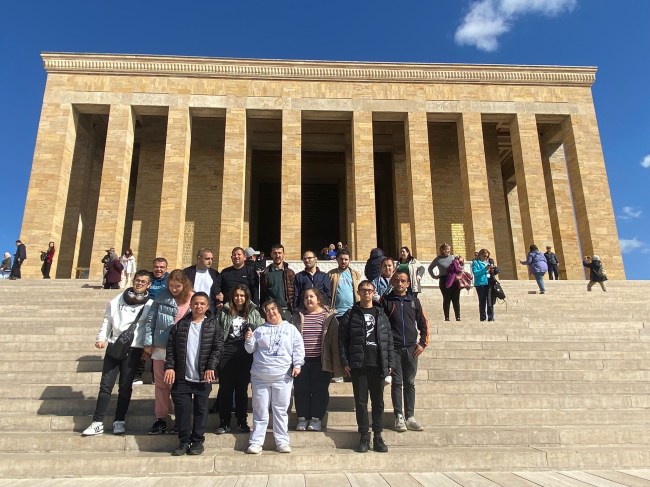 Engelsiz yaşam merkezi öğrencileri Anıtkabir ziyaretinde.